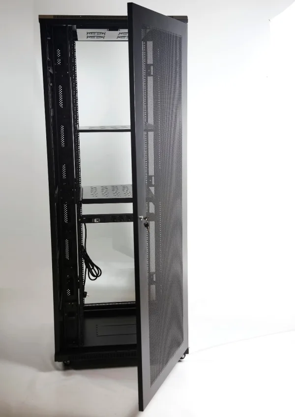 ARMARIO RACK 19" 32U MONOLYTH SH8832 800X800MM MONTADO CON ACCESORIOS PUERTA PERFORADA